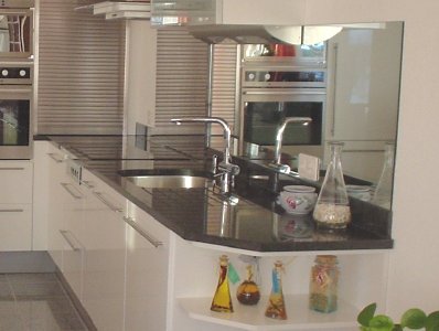 Granitarbeitsplatte f�r die K�che mit Spiegel-R�ckwand K�chenabdeckung Granitarbeitsplatte Granitplatte Steinplatte
